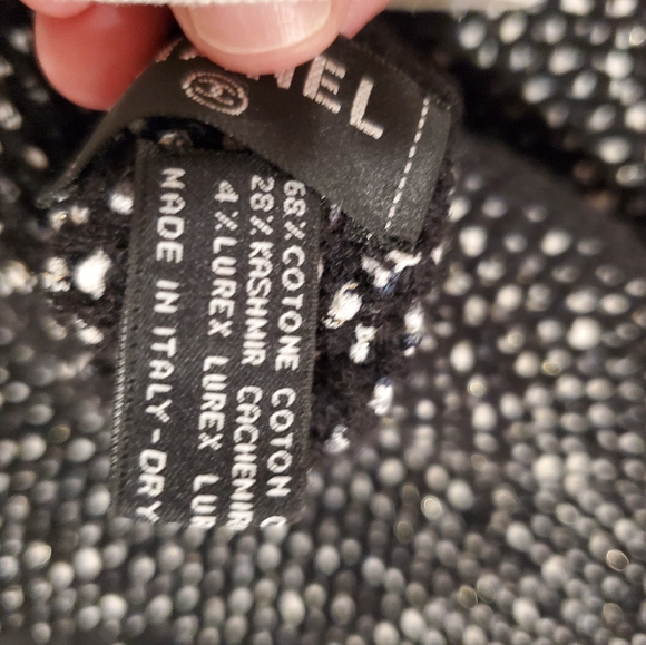 CHANEL XL Scarve - Picture 7 of 7